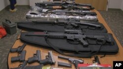 Otra preocupación de las autoridades es la gran cantidad de armas en poder de la población civil, ya sea legales o ilegales.