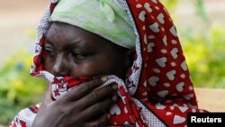 Una mujer reacciona mientras miembros de las Fuerzas de Defensa de Kenia buscan los cuerpos de desaparecidos después que inundaciones repentinas arrasaron varias casas tras las fuertes lluvias en la aldea Kamuchiri de Mai Mahiu, condado de Nakuru, Kenia, el 1 de mayo de 2024. 