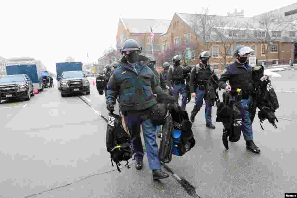 En la ciudad de Lansing, Michigan, miembros de la polic&#237;a estatal arriban a la zona que cuidar&#225;n.17 de enero de 2021. 