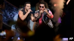 Los cantante Daddy Yankee (derecha) y Luis Fonsi actuando en la ceremonia de los premios Latin Billboard Awards, el 27 de abril de 2017 en Coral Gables, Florida, EE.UU.