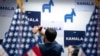 El personal de campaña colocó carteles en la sede de campaña de la vicepresidenta Kamala Harris en Wilmington, Delaware, el 22 de julio de 2024.