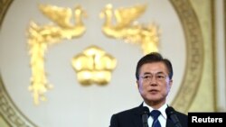 한국의 문재인 대통령이 17일 청와대 영빈관에서 취임 100일 내외신 기자회견을 진행하고 있다.