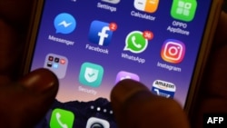ARCHIVO-Esta foto tomada en Chennai el 22 de marzo de 2018 muestra aplicaciones de WhatsApp, Facebook, Instagram y itras redes sociales.