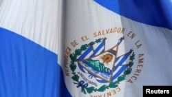 En la imagen de archivo la bandera nacional de El Salvador cuelga frente al Consulado General de El Salvador en Manhattan, Nueva York, Estados Unidos.