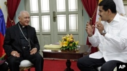 Monseñor Diego Padrón (izquierda), presidente de la Conferencia Episcopal Venezolana, conversa con el presidente Nicolás Maduro.