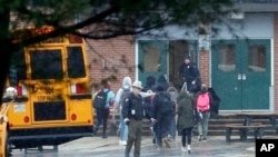 Los estudiantes de la escuela Great Mills fueron evacuados a la escuela aledaña, Leonardtown para reunirse con sus familiares. 