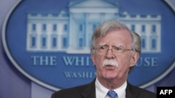Bajo su guardia, que comenzó en marzo del año pasado, Estados Unidos endureció las sanciones contra Venezuela, hasta el punto de llegar a congelar todos los activos del gobierno en disputa en EE.UU.