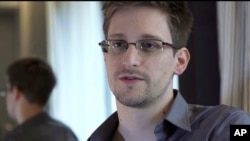 Edward Snowden expresó en un principio su intensión de buscar asilo en un país de América Latina vía Cuba.