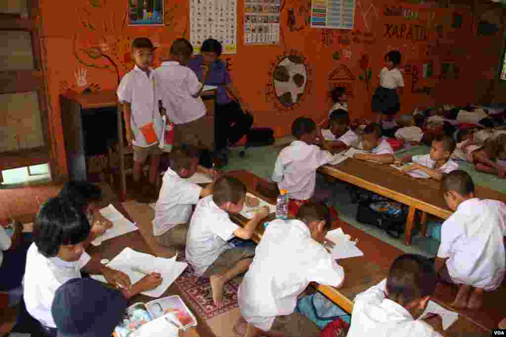 Children of migrant workers study in class in Samutsakhon, Thailand, December 20, 2012. (VOA/D. Schearf)