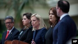 El secretario de Seguridad Interior de Estados Unidos, Kirstjen Nielsen, en el centro, habla durante una conferencia de prensa, luego de una reunión con los cancilleres centroamericanos y mexicanos en la ciudad de Guatemala, el martes 10 de julio de 2018.