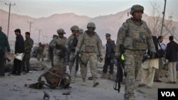 Soldados de Estados Unidos durante una operación de patrullaje tras la explosión de un automóvil en Kabul.
