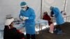 Trabajadores de la salud dan instrucciones antes de tomar una muestra del test para COVID-19, en Ciudad México, el 25 de noviembre de 2020.