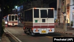 泰國日報《Prachatai》提供的照片顯示，2025年2月27日，駛離曼谷一個拘留的車輛的車窗上貼著黑色膠帶。
