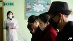 지난 1일 평양 평천구역병원에서 간호사가 내원객들에게 신종 코로나바이러스 감염증 교육을 하고 있다.