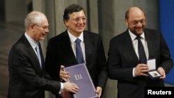 Herman Van Rompuy, José Manuel Barroso y Martin Schulz aceptan el premio Nóbel de la Paz en nombre de la Unión Europea.