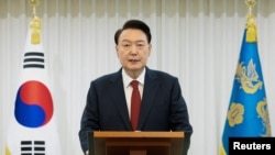 El presidente de Corea del Sur, Yoon Suk Yeol, pronuncia un discurso a la nación en su residencia oficial en Seúl, Corea del Sur, el 14 de diciembre de 2024.