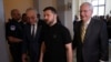 Lider većine u Senatu SAD Čak Šumer i lider republikanaca u Senatu Mič Mekonel sastaju se sa ukrajinskim predsednikom Volodimirom Zelenskim na marginama samita povodom 75. godišnjice NATO-a, na Kapitol Hilu u Vašingtonu, 10. jula 2024.