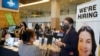 ARCHIVO _ La reclutadora de recursos humanos de Marriot Mariela Cuevas, izquierda, habla con Lisbert Oliveros en una feria laboral en el Hard Rock Stadium en Miami Gardens, Florida, el 3 de septiembre del 2021. (AP Foto/Marta Lavandier)
