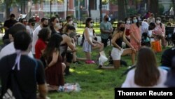 La gente protesta contra la desigualdad racial, tras la muerte de George Floyd por la policía de Minneapolis, en Washington D.C. 