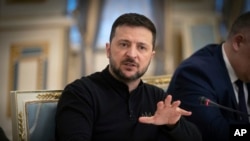 El presidente ucraniano, Volodymyr Zelenskyy, habla durante su reunión con el presidente del Partido Demócrata Cristiano alemán (CDU), Friedrich Merz, en Kiev, el 9 de diciembre de 2024.