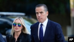 Hunter Biden es acompañado por su esposa Melissa Cohen Biden a su llegada a una corte federal para la selección de los miembros del jurado de su juicio por cargos por impuestos, el jueves 5 de septiembre de 2024, en Los Ángeles.