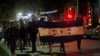 Migrantes llevan una bandera de Honduras y comienzan su viaje con la esperanza de llegar a Estados Unidos.