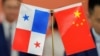 中國和巴拿馬兩國官員簽署貿易協議期間，中國與巴拿馬國旗被擺放在桌上。 （2024年8月26日）