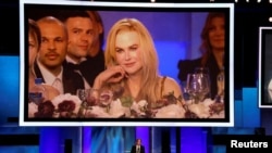Reaksi Nicole Kidman (di layar TV) ketika suaminya, Keith Urban, memberi pidato saat acara pemberian penghargaan AFI Life Achievement Award di Los Angeles, California, Sabtu, 27 April 2024. (Foto: Mario Anzuoni/Reuters)