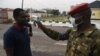 Nan wani soja ne yake gwada zafin jikin wani mutum da ya kai ziyara asibitin soji da ke Yaba a jihar Legas 