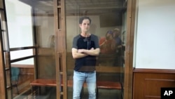 El reportero de Wall Street Journal Evan Gershkovich, en una celda para acusados en una corte en Moscú, Rusia, el 22 de junio de 2023.
