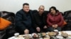 Jurnalist Dilmurod Sayyid (markazda) qamoqdan chiqqanidan so'ng huquq faollari davrasida