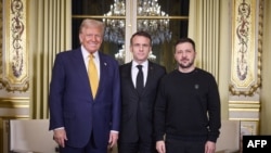 El presidente de Francia, Emmanuel Macron (centro), el presidente electo de Estados Unidos, Donald Trump (izquierda), y al presidente de Ucrania, Volodymyr Zelenskyy, posan antes de una reunión en el Palacio Presidencial del Elíseo en París el 7 de diciembre de 2024.