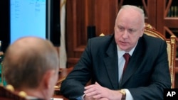 El president ruso Vladimir Putin, de espaldas, conversa con el jefe investigador del Kremlin, Alexander Bastrykin en 2012.