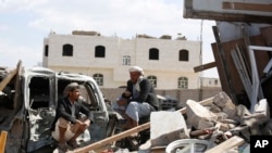 Dos hombres hablan en medio de una vivienda dañada por ataques aéreos liderados por Arabia Saudita en Saná, Yemen, el miércoles 6 de enero. Irán afirma que los ataques dañaron la Embajada iraní en Saná, pero un periodista de AP dijo no haber visto daños en la sede diplomática.