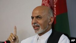 اشرف غني په خټه پښتون دی ، او د پښتنو د با اثره احمدزئ قبيلې سره تعلق لري 