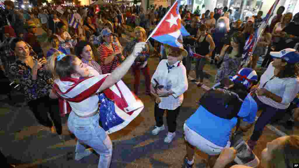 Jovens cubanos nascidos no exílio celebram a morte do ditador, Flórida (EUA) 26 Nov 2016 &nbsp;