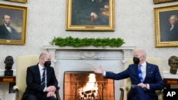 ARCHIVO - El presidente Joe Biden, a la derecha, gesticula durante una reunión con el canciller alemán Olaf Scholz en la Oficina Oval de la Casa Blanca, en Washington, el 7 de febrero de 2022.