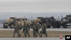 Tropas del Ejército de EE. UU. de la 82 División Aerotransportada descargando vehículos de un avión de transporte después de llegar desde Fort Bragg, Carolina del Norte, al aeropuerto de Rzeszow-Jasionka en el sureste de Polonia, el domingo 6 de febrero de 2022.