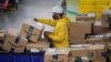 Un empleado de Amazon labora en el centro de distribución de Staten Island, Nueva York.