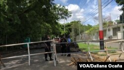 Policías resguardan las cercanías de la Casa Presidencial, mientras comerciantes se quejan de robos en las rutas comerciales.