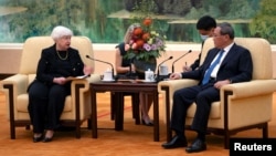 La secretaria del Teoro de EEUU, Janet Yellen, habla con el primer ministro chino, Li Quiang, en Beijing el 7 de julio de 2023.