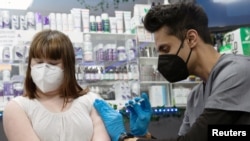 16-річна Лорен Боренстейн отримує щеплення Pfizer, 3 березня 2021
