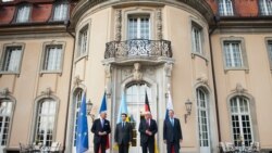 Los cancilleres de Francia, Laurent Fabius, de Ucrania Pavlo Klimkin, de Alemania Frank-Walter Steinmeier y Rusia Sergey Lavrov, (izq. -der.), informan a los medios antes de una reunión en la Casa de Huéspedes de la cancillería, Villa Borsig, en Berlín, en agosto de 2014.