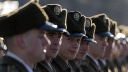 Soldados de la guardia de honor asisten a una ceremonia para conmemorar el aniversario de la retirada de las tropas soviéticas de Afganistán, en Kiev, Ucrania, el martes 15 de febrero de 2022.