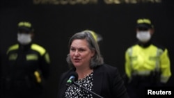 La subsecretaria de Estado para Asuntos Políticos de EE.UU., Victoria Nuland, pronuncia una declaración después de una reunión con el director general de la Policía Nacional de Colombia, Jorge Luis Vargas, en la sede de la policía en Bogotá, Colombia, el 8 de febrero de 2022.
