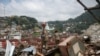 La gente trabaja en un sitio de un deslizamiento de lodo en Morro da Oficina después de las lluvias torrenciales en Petrópolis, Brasil, 16 de febrero de 2022.
