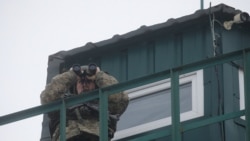Un miembro del Servicio de Guardia de Fronteras del Estado de Ucrania vigila el puesto de control de Kliusy cerca de la frontera con Rusia en la región de Chernihiv, Ucrania, el 16 de febrero de 2022.