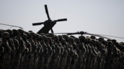 Soldados estadounidenses hacen fila durante la visita del secretario general de la OTAN, Jens Stoltenberg, a la base aérea Mihail Kogalniceanu, cerca de la ciudad portuaria de Constanta, en el mar Negro, en el este de Rumania, el viernes 11 de febrero de 2022.