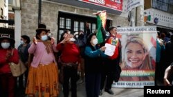 Los manifestantes participan en una marcha exigiendo que la expresidenta de Bolivia, Jeanine Anez, se defienda en libertad en La Paz, Bolivia, el 25 de agosto de 2021. 