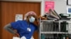 Una enfermera descansa por un momento dentro de un centro de atención a pacientes de COVID-19 en Houston, Texas, el 12 de diciembre de 2020.